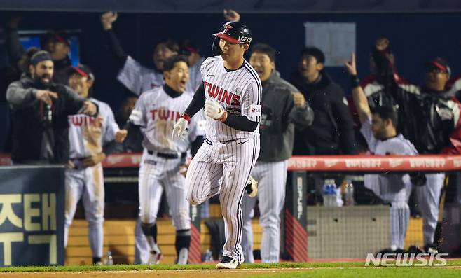 [서울=뉴시스] 황준선 기자 = 8일 서울 잠실야구장에서 열린 2023 KBO 포스트시즌 한국시리즈(KS) 2차전 LG 트윈스 대 KT 위즈 경기, 6회 말 1사 주자 없는 상황 LG 오지환이 솔로홈런을 치고 그라운드를 돌고 있다. 2023.11.08. hwang@newsis.com