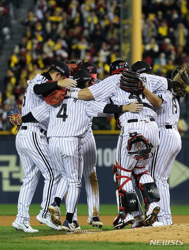 [서울=뉴시스] 김명년 기자 = 8일 오후 서울 잠실야구장에서 열린 2023 KBO 포스트시즌 한국시리즈(KS) 2차전 LG 트윈스 대 KT 위즈 경기, 5-4로 승리한 LG 선수들이 승리를 자축하고 있다. 2023.11.08. kmn@newsis.com