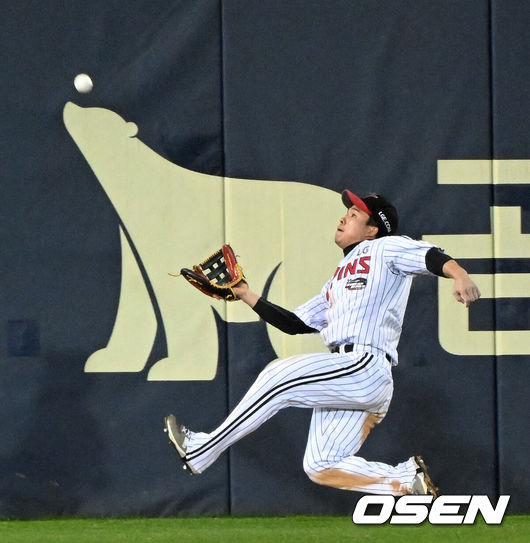 [OSEN=잠실, 이대선 기자] 7일 오후 서울 잠실야구장에서 2023 KBO 프로야구 포스트시즌 한국시리즈 1차전 LG 트윈스와 KT 위즈의 경기가 열렸다.6회초 2사에서 LG 문성주가 KT 알포드를 외야플라이로 처리하고 있다. 2023.11.07 /sunday@osen.co.kr