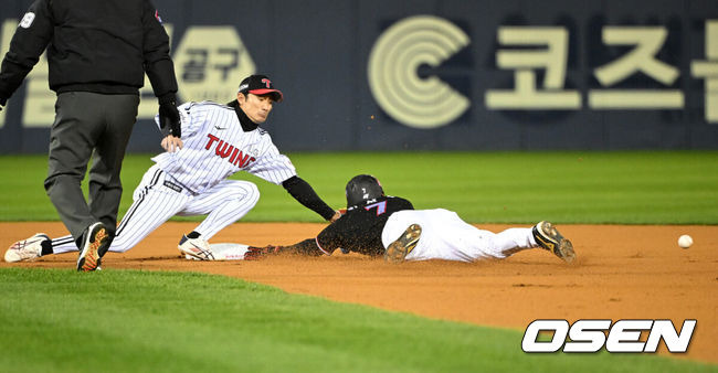 [OSEN=잠실, 이대선 기자] 7일 오후 서울 잠실야구장에서 2023 KBO 프로야구 포스트시즌 한국시리즈 1차전 LG 트윈스와 KT 위즈의 경기가 열렸다.1회초 무사 1루에서 KT 1루주자 김상수가 도루에 성공하고 있다. 2023.11.07 /sunday@osen.co.kr