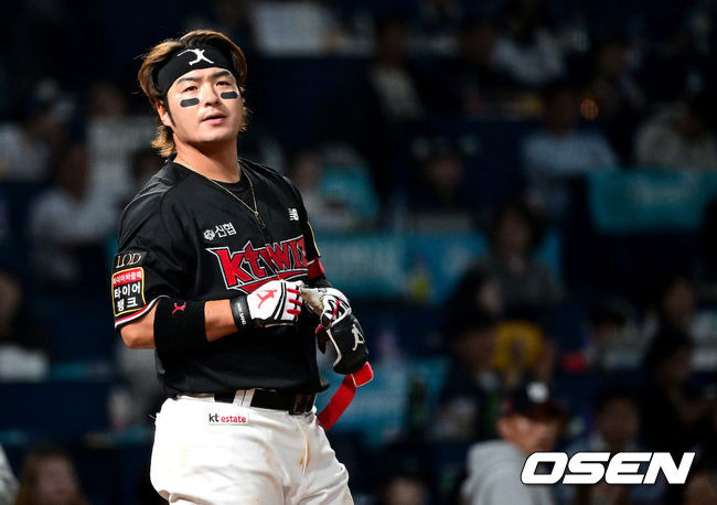 [OSEN=창원, 최규한 기자] 2일 오후 창원 NC파크에서 ‘2023 신한은행 SOL KBO 포스트시즌 플레이오프’ 3차전 NC 다이노스와 KT 위즈의 경기가 열렸다.8회초 2사 주자없는 상황 KT 박병호가 삼진으로 물러나며 아쉬워하고 있다. 2023.11.02 / dreamer@osen.co.kr