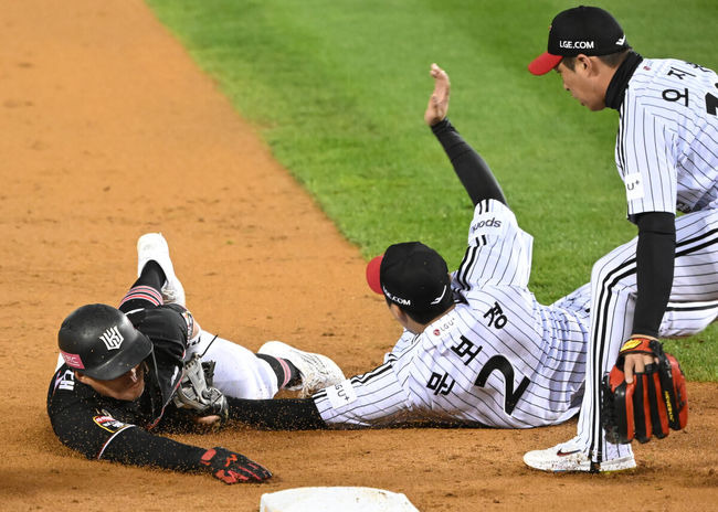 [OSEN=잠실, 김성락 기자] 7일 오후 서울 잠실야구장에서 '2023 KBO 프로야구 포스트시즌 한국시리즈 1차전' LG 트윈스와 KT 위즈의 경기가 열렸다.2회초 무사 1,2루 KT 문상철의 병살타 때 3루로 LG 3루수 문보경이 KT 2루주자 배정대를 태그아웃 시키고 있다. 2023.11.07 / ksl0919@osen.co.kr