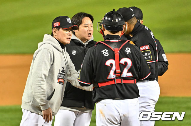 [OSEN=잠실, 이석우 기자] 8일 잠실 NC파크에서 2023 신한은행 SOL KBO 포스트시즌 한국시리즈 LG 트윈스와 KT 위즈의 2차전 경기가 열렸다. KT 위즈 이강철 감독이 6회말 마운드에 올라 쿠에바스와 얘기하고 있다. 2023.11.08 / foto0307@osen.co.kr