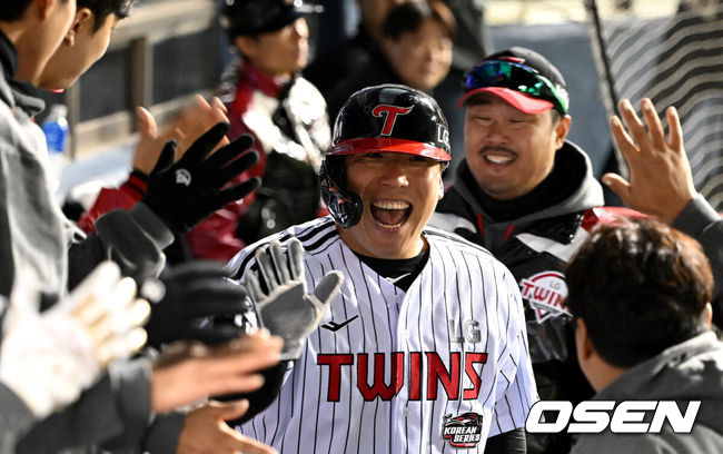 [OSEN=잠실, 이대선 기자] 7일 오후 서울 잠실야구장에서 2023 KBO 프로야구 포스트시즌 한국시리즈 1차전 LG 트윈스와 KT 위즈의 경기가 열렸다.1회말 1사 만루에서 LG 문보경의 희생플라이 때 홈을 밟은 3루주자 김현수가 더그아웃에서 환호하고 있다. 2023.11.07 /sunday@osen.co.kr