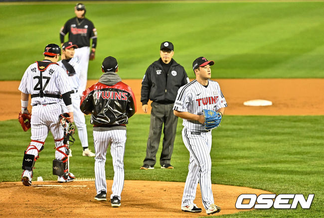 [OSEN=잠실, 이석우 기자] 8일 잠실 NC파크에서 2023 신한은행 SOL KBO 포스트시즌 한국시리즈 LG 트윈스와 KT 위즈의 2차전 경기가 열렸다. LG 트윈스 선발 투수 최원태가 1회 강판 당하고 있다. 2023.11.08 / foto0307@osen.co.kr