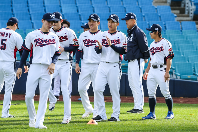 한국 야구대표팀 선수들이 대구 삼성라이온즈파크에 모여 훈련하고 있다. KBO 제공