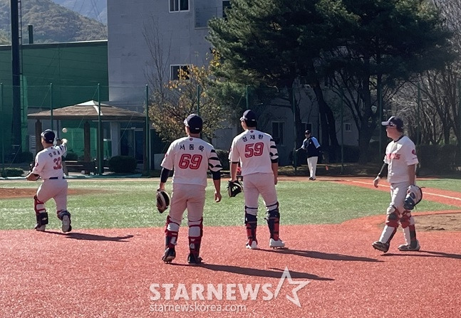 롯데 포수진이 7일 경남 김해 상동야구장에서 열리는 롯데의 마무리훈련에서 펑고를 받고 있다. /사진=양정웅 기자