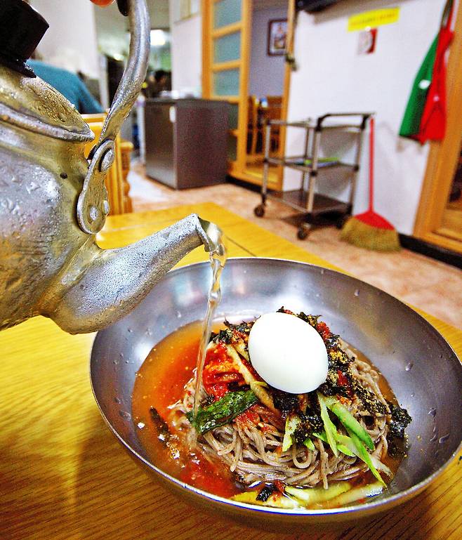 단양면옥 비빔막국수에 곁들여 나온 육수를 조금 넣어 비벼 먹었다.