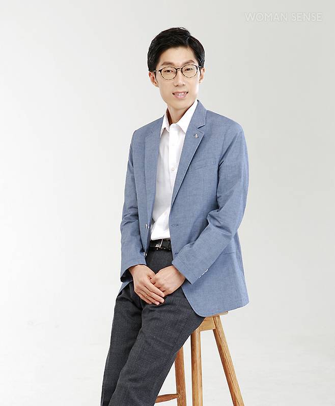 심정섭 소장은 더나음연구소 소장. <심정섭의 대한민국 학군지도>, <공부머리의 발견> 저자. 서울 대치동 등 강남 일대에서 20여 년간 입시 관련 일을 하다가 인문학 지혜 교육과 가정 중심 교육의 중요성을 깨닫고 뜻을 함께하는 가정과 함께 아이들이 행복한 교육의 길을 찾고 있다.