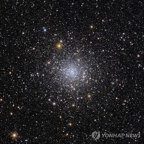 유클리드가 촬영한 불규칙 은하 NGC 6397 (AFP=연합뉴스) 유럽우주국은 7일(현지시간) 우주 망원경 유클리드가 촬영한 첫 번째 이미지 5장을 공개했다. 2023.11.07. photo@yna.co.kr