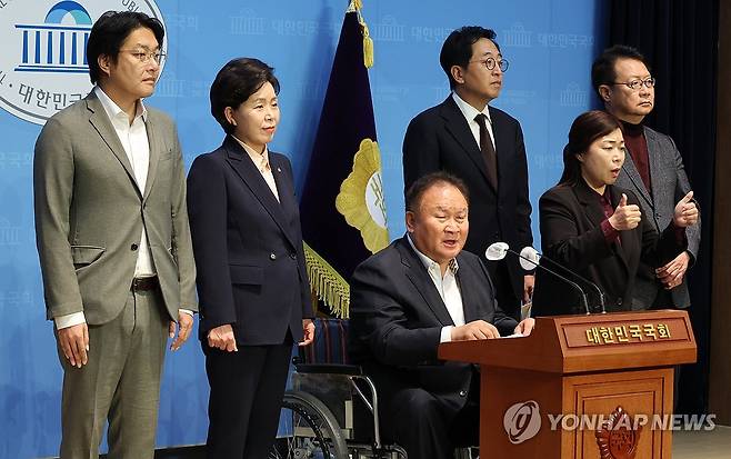 이상민 의원 기자회견 (서울=연합뉴스) 한상균 기자 = 더불어민주당 이상민 의원이 7일 국회에서 공직선거법 관련 기자회견을 하고 있다. 왼쪽부터 조성주 세번째권력공동위원장, 한국의희망 양향자 대표, 금태섭 새로운선택 창당준비위 대표, 정태근 정치혁신포럼 공동대표. 2023.11.7 xyz@yna.co.kr