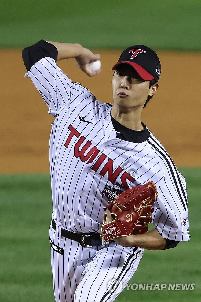 역투하는 이정용 (서울=연합뉴스) 김주성 기자 = 8일 서울 잠실야구장에서 열린 2023 KBO 한국시리즈 2차전 kt wiz와 LG 트윈스의 경기. 2회초 LG 이정용이 역투하고 있다. 2023.11.8 utzza@yna.co.kr