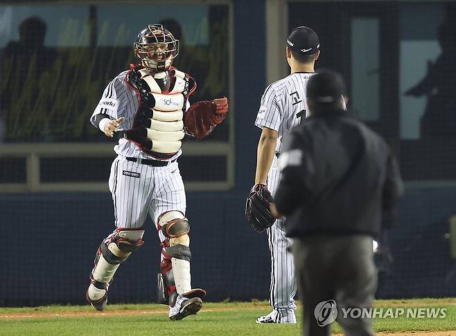 승리 거둔 박동원과 고우석 (서울=연합뉴스) 김성민 기자 = 8일 서울 잠실야구장에서 열린 2023 KBO 한국시리즈 2차전 kt wiz와 LG 트윈스의 경기에서 5-4로 승리한 LG 박동원과 고우석이 서로를 격려하고 있다. 2023.11.8 ksm7976@yna.co.kr