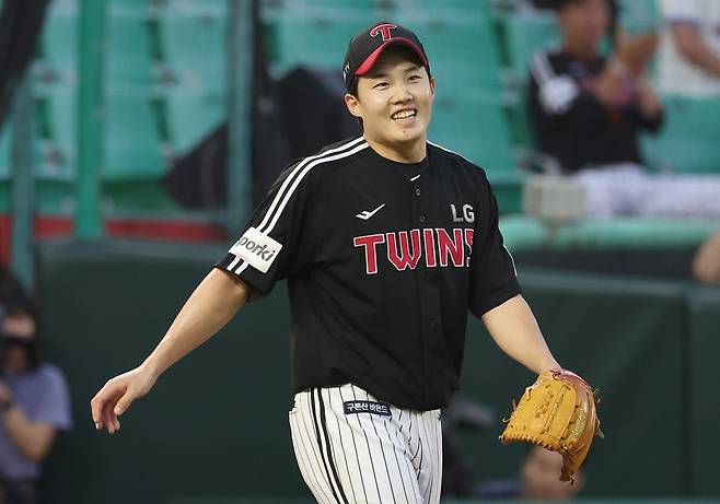 LG 선발투수 임찬규가 4회말 위기를 넘긴 뒤 미소를 짓고 있다. (인천=연합뉴스)