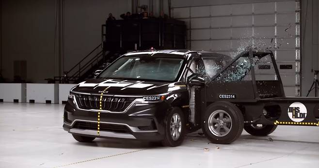 IIHS의 측면 충돌 시험을 받고 있는 기아 카니발