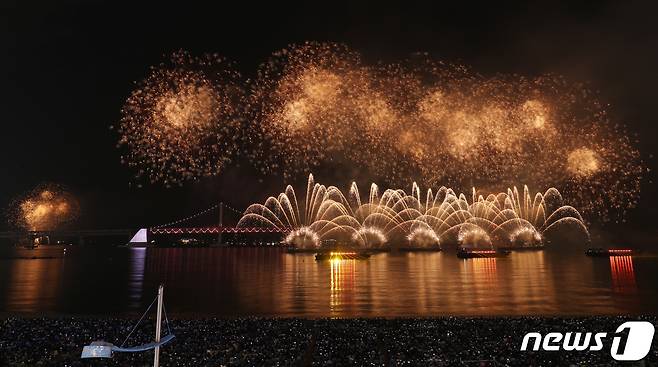 부산 수영구 광안리해수욕장 일대에서 열린 '제18회 부산불꽃축제'에서 화려한 불꽃이 부산 밤바다를 수놓고 있다. 2023.11.4/뉴스1 ⓒ News1 윤일지 기자