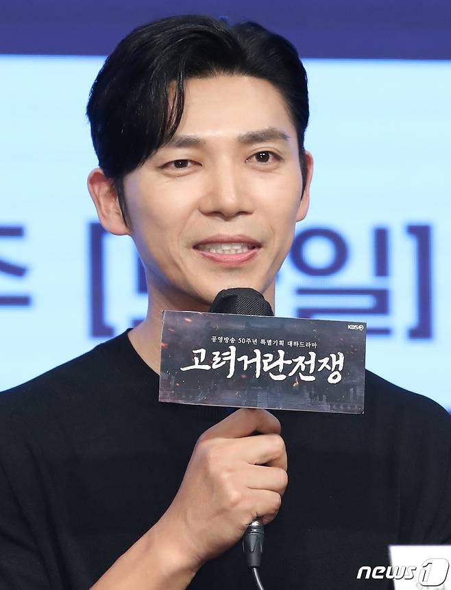 배우 지승현이 9일 오후 서울 구로구 더 세인트에서 진행된 KBS 새 드라마 ‘고려 거란 전쟁’(극본 이정우/연출 전우성) 제작발표회에서 인사말을 하고 있다. ‘고려 거란 전쟁’은 관용의 리더십으로 고려를 하나로 모아 거란과의 전쟁을 승리로 이끈 고려의 황제 현종(김동준 분)과 그의 정치 스승이자 고려군 총사령관이었던 강감찬(최수종 분)의 이야기를 담은 정통 사극이다. 2023.10.31/뉴스1 ⓒ News1 권현진 기자