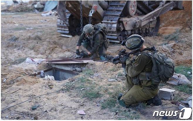 이스라엘방위군(IDF) 군인들이 팔레스타인 가자지구에서 발견된 하마스 터널 입구에서 경계 근무를 서고 있다. 해당 사진은 IDF가 9일 공개했다.