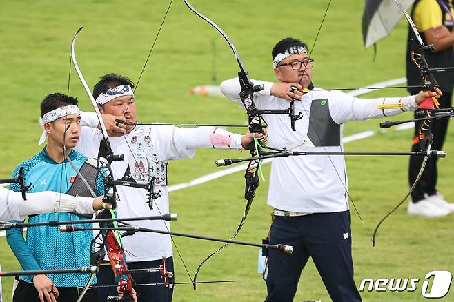 남자 양궁 리커브 대표팀 오진혁(왼쪽 두 번째)과 김우진이 30일 중국 항저우 푸양 인후 스포츠센터에서 공식 연습을 하고 있다. 리커브와 컴파운드에서 총 10개의 금메달 싹쓸이를 목표로 하는 양궁 대표팀은 오는 10월 1일 랭킹 라운드를 시작으로 메달사냥에 나선다. 2023.9.30/뉴스1 ⓒ News1 유승관 기자