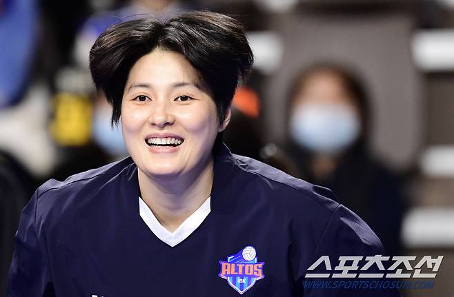 8일 화성 종합실내체육관에서 열린 배구 V리그 여자부 IBK기업은행과 흥국생명의 경기. 밝은 표정으로 동료들과 함께 몸을 풀고 있는 IBK기업은행 김희진. 화성=송정헌 기자 songs@sportschosun.com