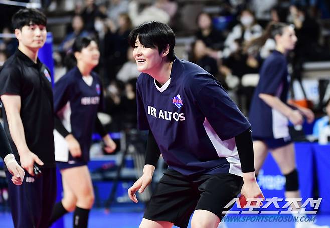 회복 훈련을 하며 미소를 되찾아가고 있는 김희진.