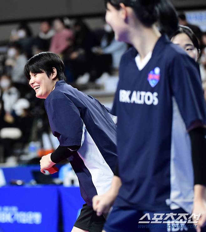 팬들의 응원 소리에 미소를 짓고 있는 김희진.