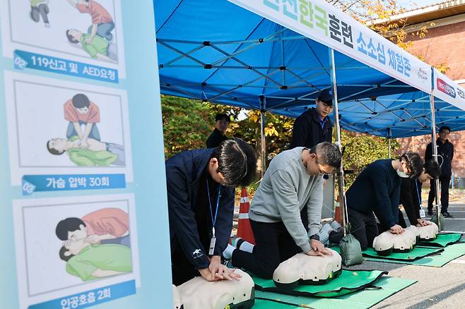 한국마사회가 실시한 안전한국훈련에서 임직원들이 심폐소생술을 익히고 있다. 사진제공=한국마사회