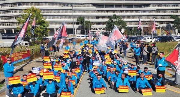 한국자동차전문정비연합회가 정부세종청사 앞에서 생존권 사수 집회를 개최했다. [사진=한국자동차전문정비연합회 제공]