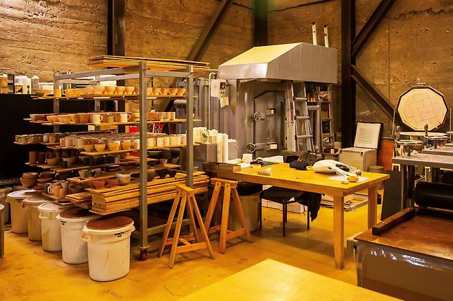 버려진 곡식 창고를 리모델링한 카페 ‘돌창고 프로젝트’의 인기 메뉴인 미숫가루와 덩어리 쑥떡(위). 카페 1층은 전시 공간으로 활용하고 있다(아래). /양수열 영상미디어 기자