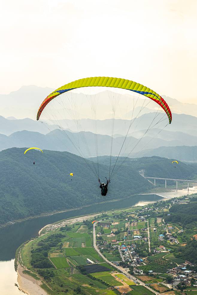 패러글라이딩을 타고 하늘을 날면 남한강, 소백산도 발아래 있다. / 이신영 영상미디어 기자