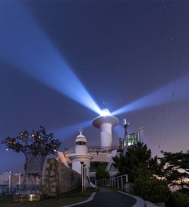 우리나라 최초의 근대식 등대인 인천 '팔미도 등대'. 구 등탑(앞)은 현재 문화재로 남아 있다. / 인천관광공사