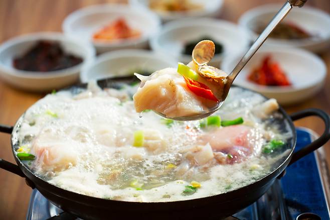 강원도 7번 국도(동해대로) 주변 식당에선 '물곰탕' '곰치국'을 쉽게 맛볼 수 있다. 양양 물치항 등대 부근 '광주빛고을식당'은 맑은 국물의 물곰탕을 맛볼 수 있다. / 양수열 영상미디어 기자