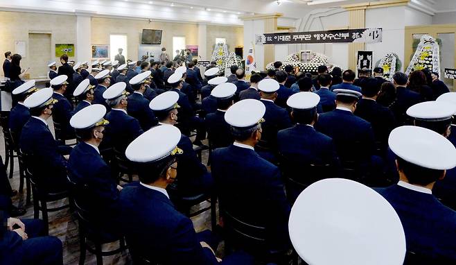 서해상에서 북한군에 피살된 고(故) 이대준 주무관의 영결식이 22일 오전 전남 목포 한 장례식장에서 해양수산부장(葬)으로 엄수돼 서해어업관리단 동료들이 고인을 추모하고 있다. 2022.9.22 /연합뉴스