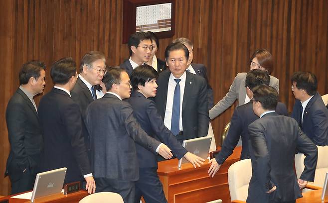 이재명 더불어민주당 대표, 홍익표 원내대표 및 지도부가 9일 오후 서울 여의도 국회에서 열린 제410회 국회(정기회) 제11차 본회의에서 이야기를 나누고 있다. /뉴스1