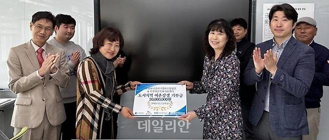 한국어촌어항공단 인천어촌특화지원센터가 도서지역 어촌상생 기부금을 전달하고 있다. ⓒ한국어촌어항공단