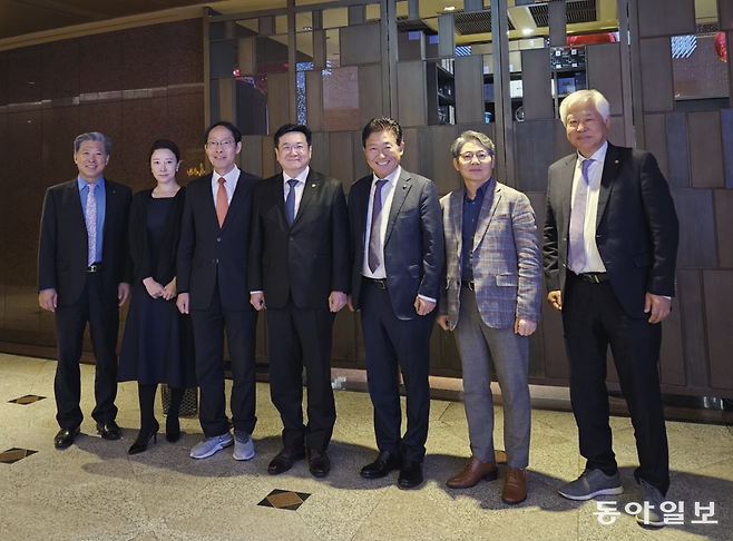 세계한인무역협회가 윤리경영위원회를 발족했다고 9일 밝혔다. 왼쪽부터 황선양 위원(협회 부회장, 최신영 위원(변호사), 고문현 위원(숭실대 교수) 이찬희 위원장(삼성준법감위원회 위원장), 박종범 협회장, 남상환 위원(태성회계법인 대표), 주대석 협회 부회장.