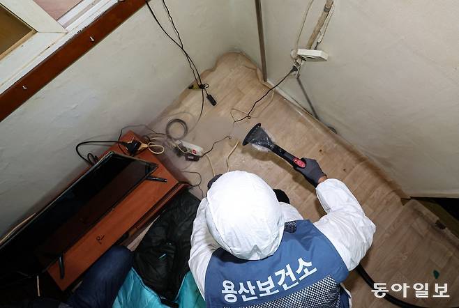전국적으로 빈대 확산 우려가 커지는 가운데 9일 서울 용산구 동자동 쪽방촌에서 용산구보건소 관계자들이 빈대 박멸을 위해 방제 작업을 하고 있다. 이한결 기자 always@donga.com