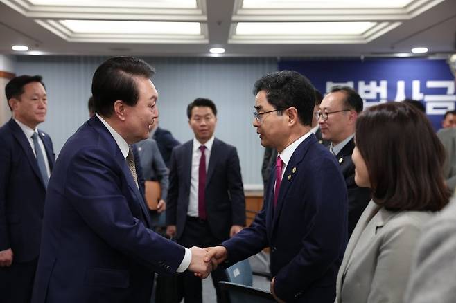 윤석열 대통령이 9일 서울 여의도 금융감독원에서 열린 불법사금융 민생현장 간담회를 마치고 김창기 국세청장에게 철저한 세무조사와 국고 환수를 당부하고 있다.  [대통령실 제공] 연합뉴스