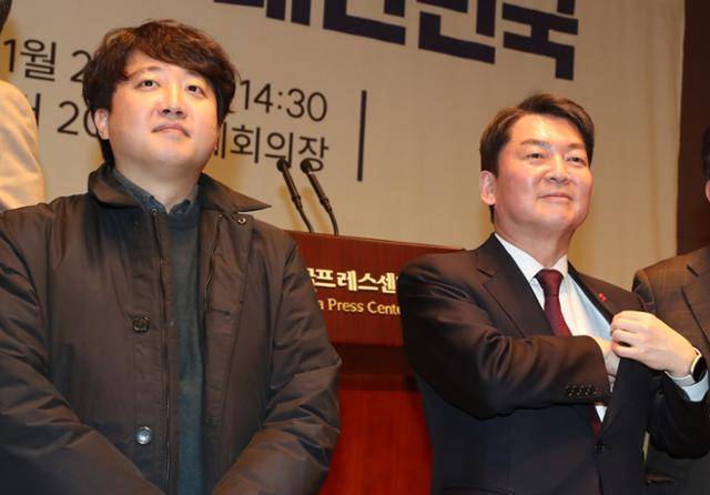 이준석(왼쪽) 전 국민의힘 대표와 안철수 국민의힘 의원이 1월 26일 서울 중구 한국프레스센터에서 열린 펜앤드마이크 5주년 후원자 대회에서 참석자들과 기념 촬영을 하고 있다. 뉴스1