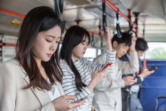 출퇴근길 좌석에 앉아서 갈 때는 허리 곧게 펴기 운동을, 서서 갈 때는 드로인 운동을 하는 게 좋다./사진=게티이미지뱅크