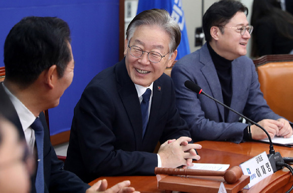 이재명 더불어민주당 대표가 지난달 23일 국회에서 열린 최고위원회의 시작 전 의원들과 대화하고 있다. [사진=뉴시스]