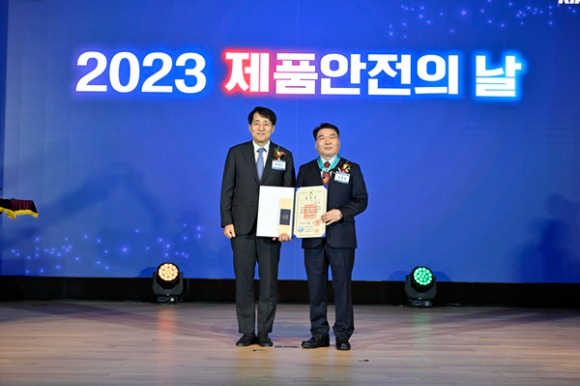 9일 서울 강남구 건설회관에서 열린 '2023 제품안전의 날' 시상식에서 김종필(오른쪽) LG전자 품질경영센터장이 장영진 산업통상자원부 제1차관과 기념 촬영을 하고 있다. [사진=LG전자]