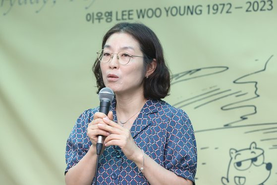 지난 8월 18일 오후 서울 노원구 경춘선숲길갤러리에서 열린 이우영 작가 추모 특별기획전 '이우영 1972 - 2023 : 매일, 내 일 검정고무신' 개막식에서 이 작가의 아내 이지현 씨가 인사말을 하고 있다. 연합뉴스