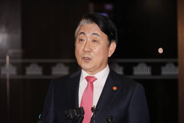 ▲ 이동관 방송통신위원장이 9일 국회 로텐더홀에서 자신에 대한 탄핵소추안과 관련해 입장을 밝히고 있다. 연합뉴스