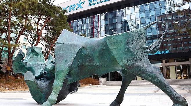 고금리 장기화로 주식 시장도 암울한 분위기가 감지된다. 사진은 한국거래소 황소상. (한국거래소 제공)