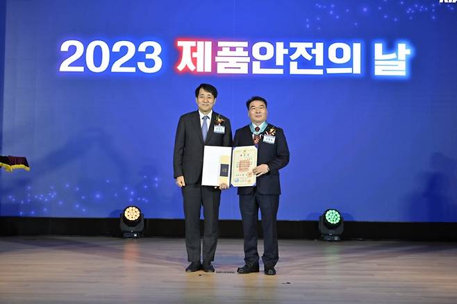 김종필 LG전자 품질경영센터장(전무, 사진 오른쪽)가 9일 '2023 제품안전의 날' 시상식에서 최고 영예인 동탑산업훈장을 받고 장영진 산업통상자원부 제1차관과 기념촬영을 하고 있다. /사진=LG전자