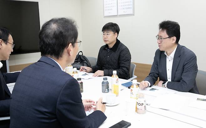 양주필 농림축산식품부 식품산업정책관이 9일 서울 마포구 동서식품 본사를 찾아 가격 안정에 협조해달라고 요청하고 있다.［농림축산식품부 제공］