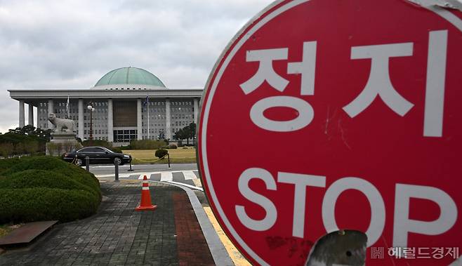 국회 본회의에서 '노란봉투법'(노동조합 및 노동관계법 개정안)과 방송3법(방송법·방송문화진흥법·한국교육방송공사법 개정안) 처리를 두고 여야가 정면 충돌할 것으로 예상되는 가운데 9일 오전 서울 여의도 국회는 여야의 극단적인 대치로 위기감이 감돌고 있다. [이상섭 기자]