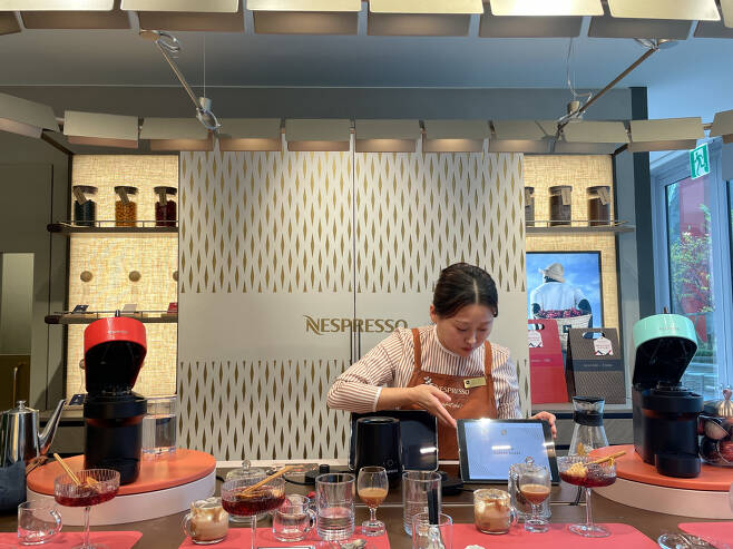 9일 오전 서울 영등포구 더현대서울 네스프레소 부티크에서 김단비 커피 바드가 ‘페스티브 커피 클래스’를 진행하고 있다. 전새날 기자