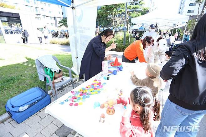 [서울=뉴시스] 운서역 푸르지오 더 스카이 한마당 축제행사에 참여한 어린이들. (사진=대우건설 제공)